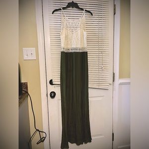 IZ BYER MAXI DRESS SIZE MEDIUM OLIVE GREEN AND CREAM